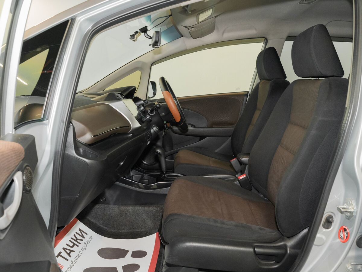 Honda Fit Shuttle 2012 - фото автомобиля