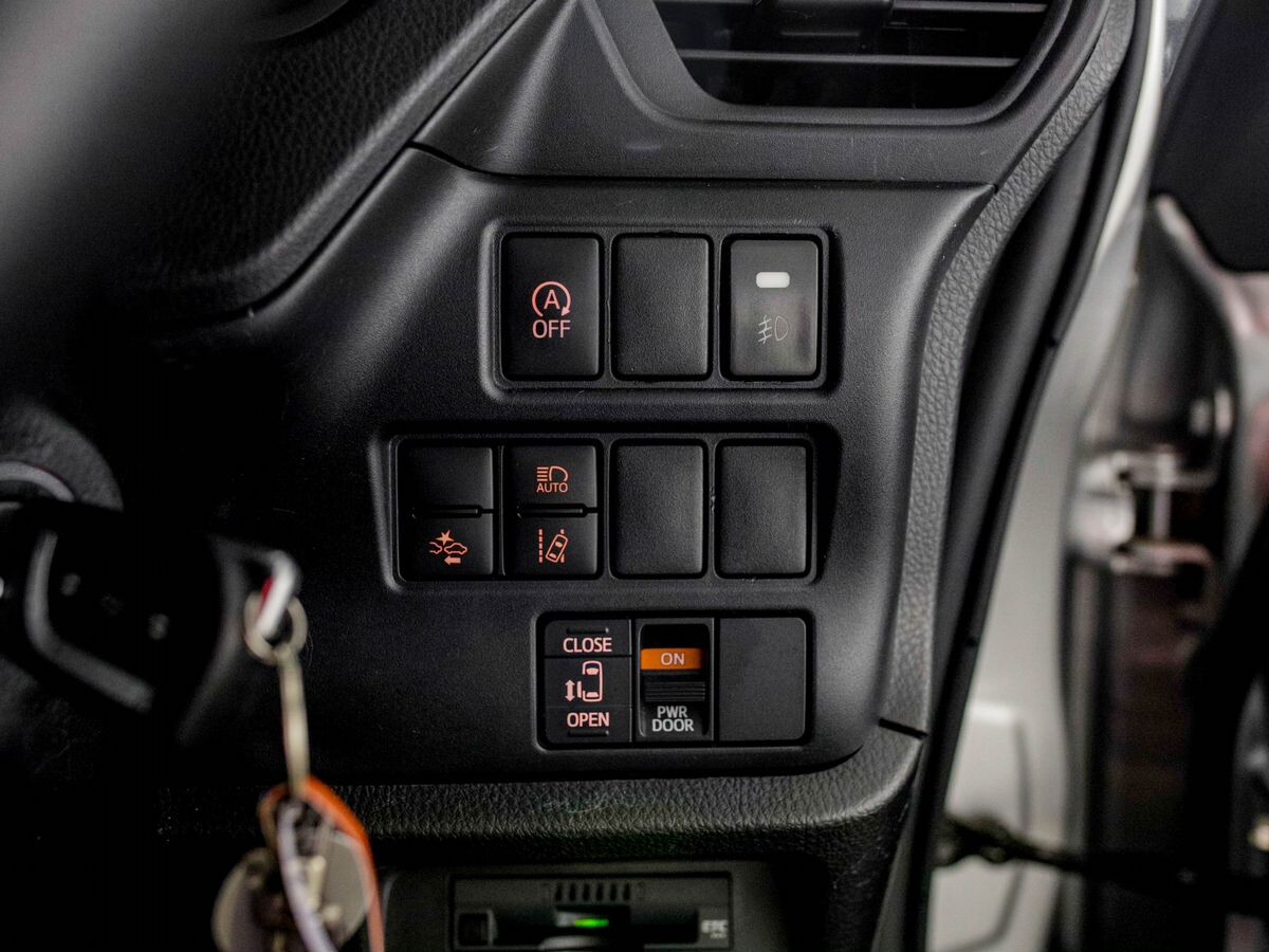 Toyota Noah 2020 - фото автомобиля
