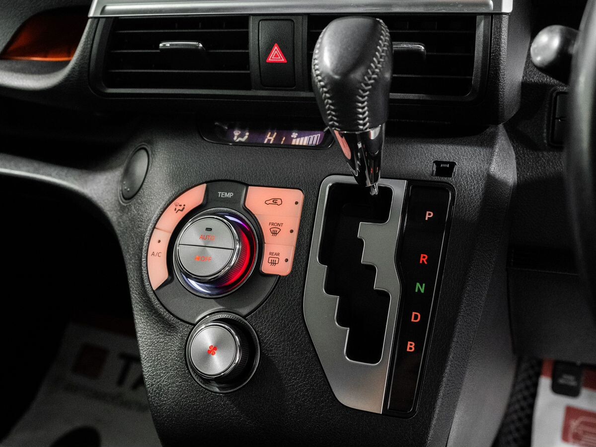 Toyota Sienta 2018 - фото автомобиля