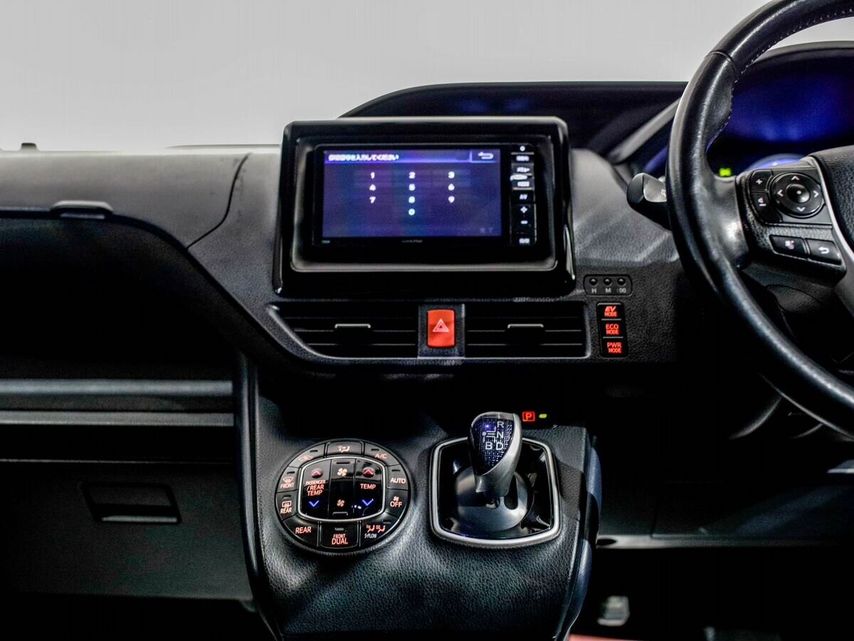 Toyota Voxy 2014 - фото автомобиля