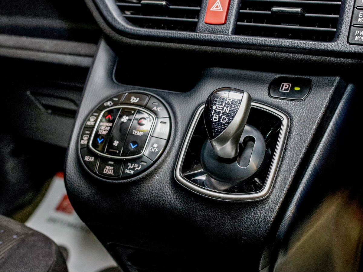 Toyota Voxy 2014 - фото автомобиля