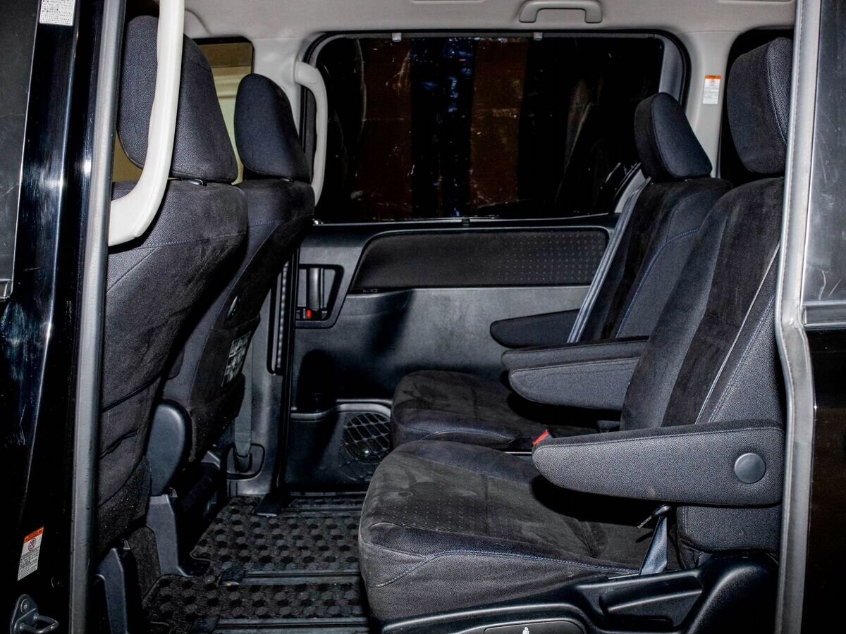 Toyota Voxy 2014 - фото автомобиля