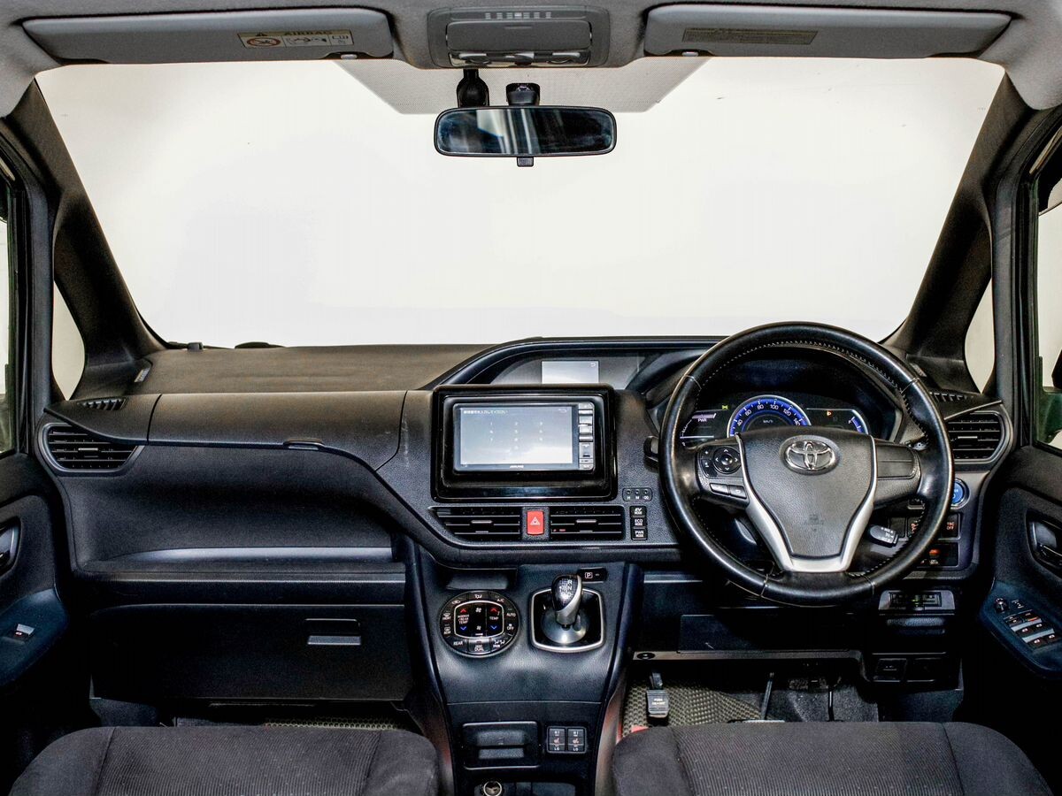 Toyota Voxy 2014 - фото автомобиля