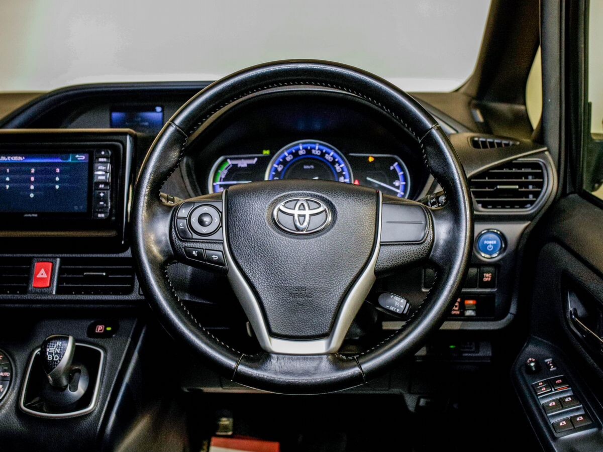 Toyota Voxy 2014 - фото автомобиля