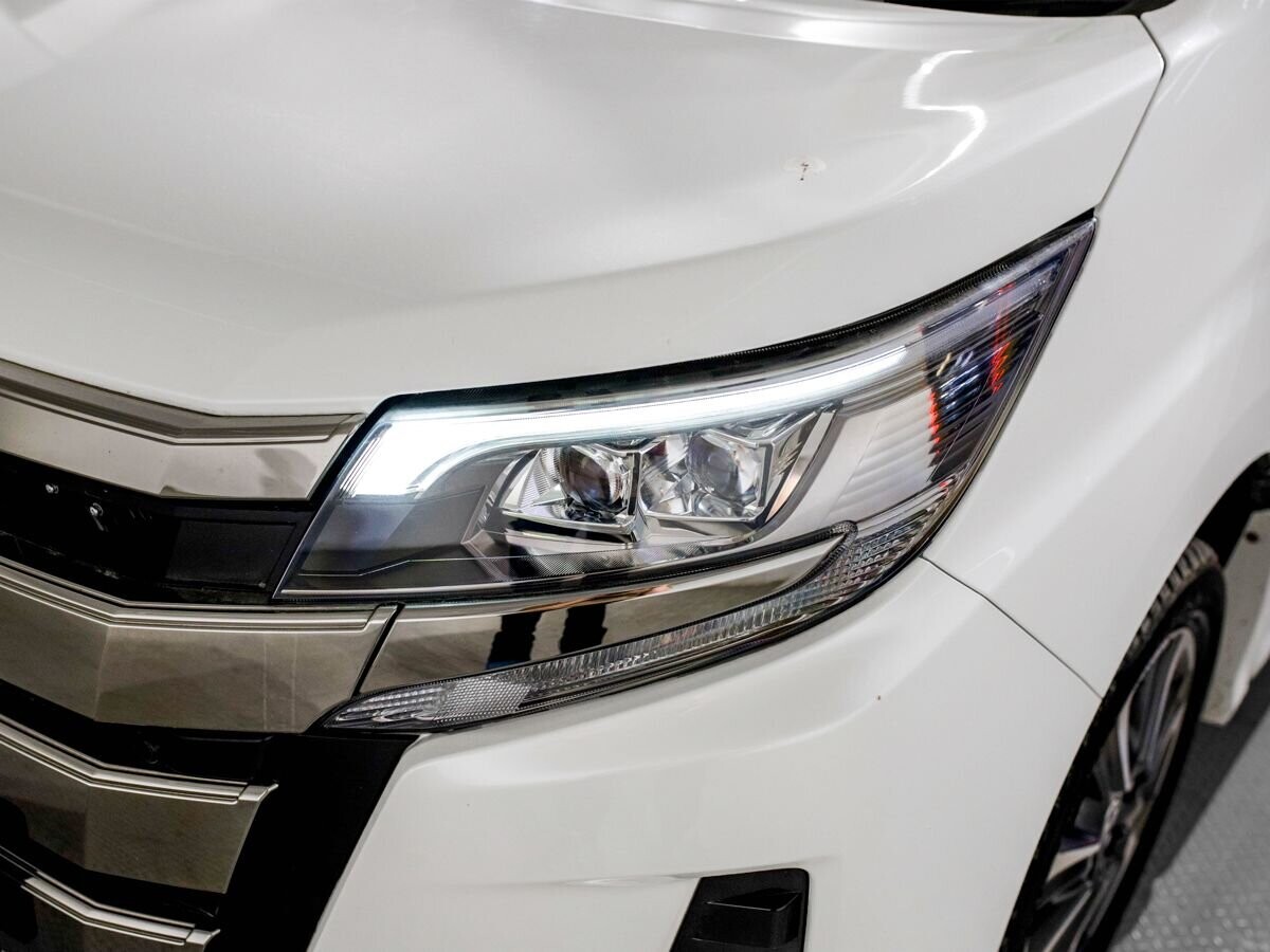 Toyota Noah 2019 - фото автомобиля