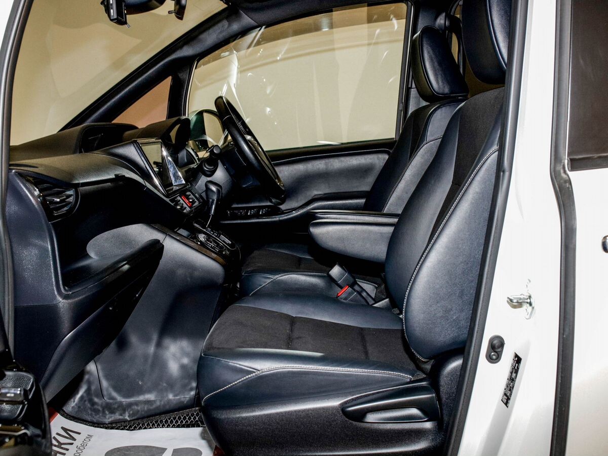 Toyota Noah 2019 - фото автомобиля