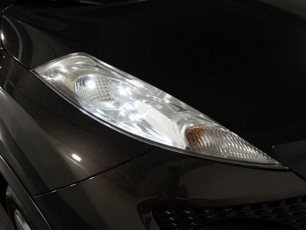 Nissan Juke 2011 - фото автомобиля
