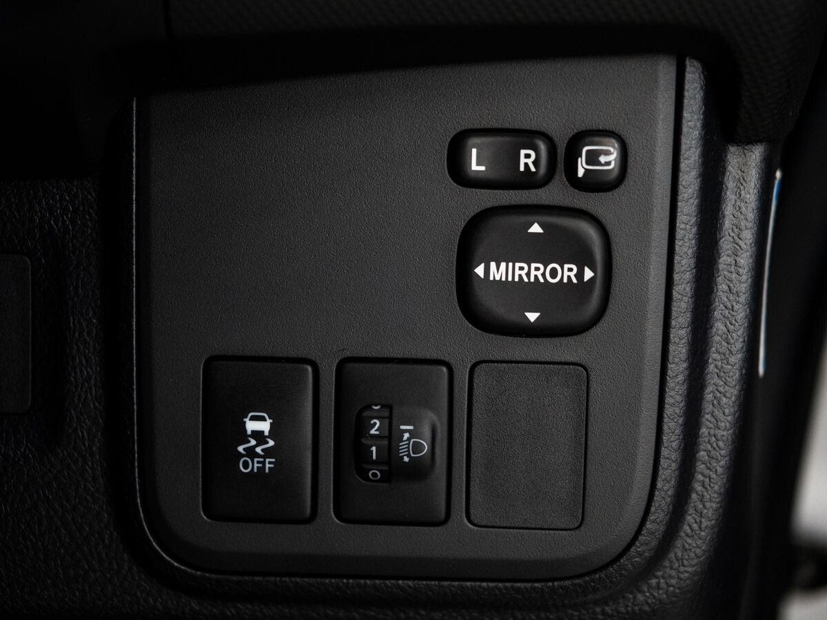Toyota Wish 2009 - фото автомобиля