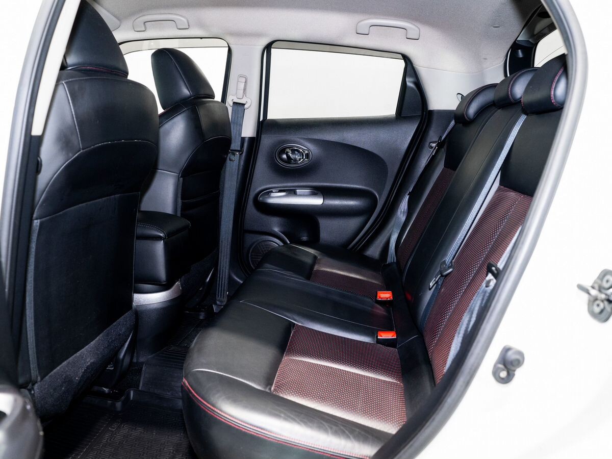 Nissan Juke 2011 - фото автомобиля