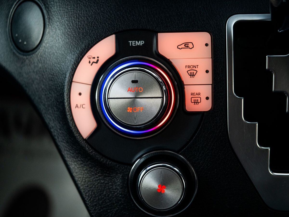 Toyota Sienta 2018 - фото автомобиля