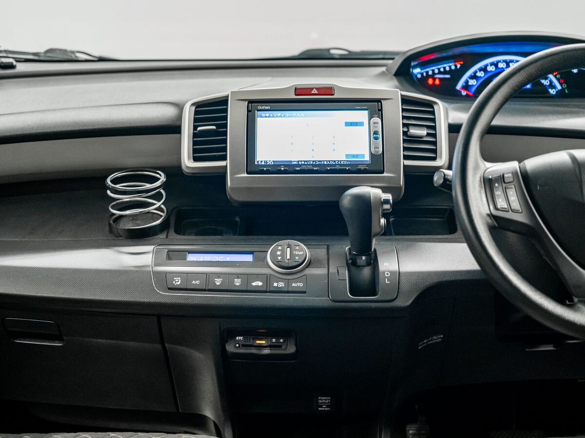 Honda Freed Spike 2014 - фото автомобиля