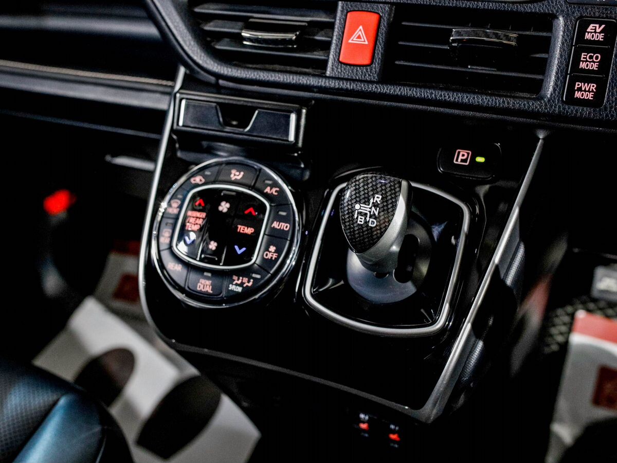 Toyota Esquire 2015 - фото автомобиля