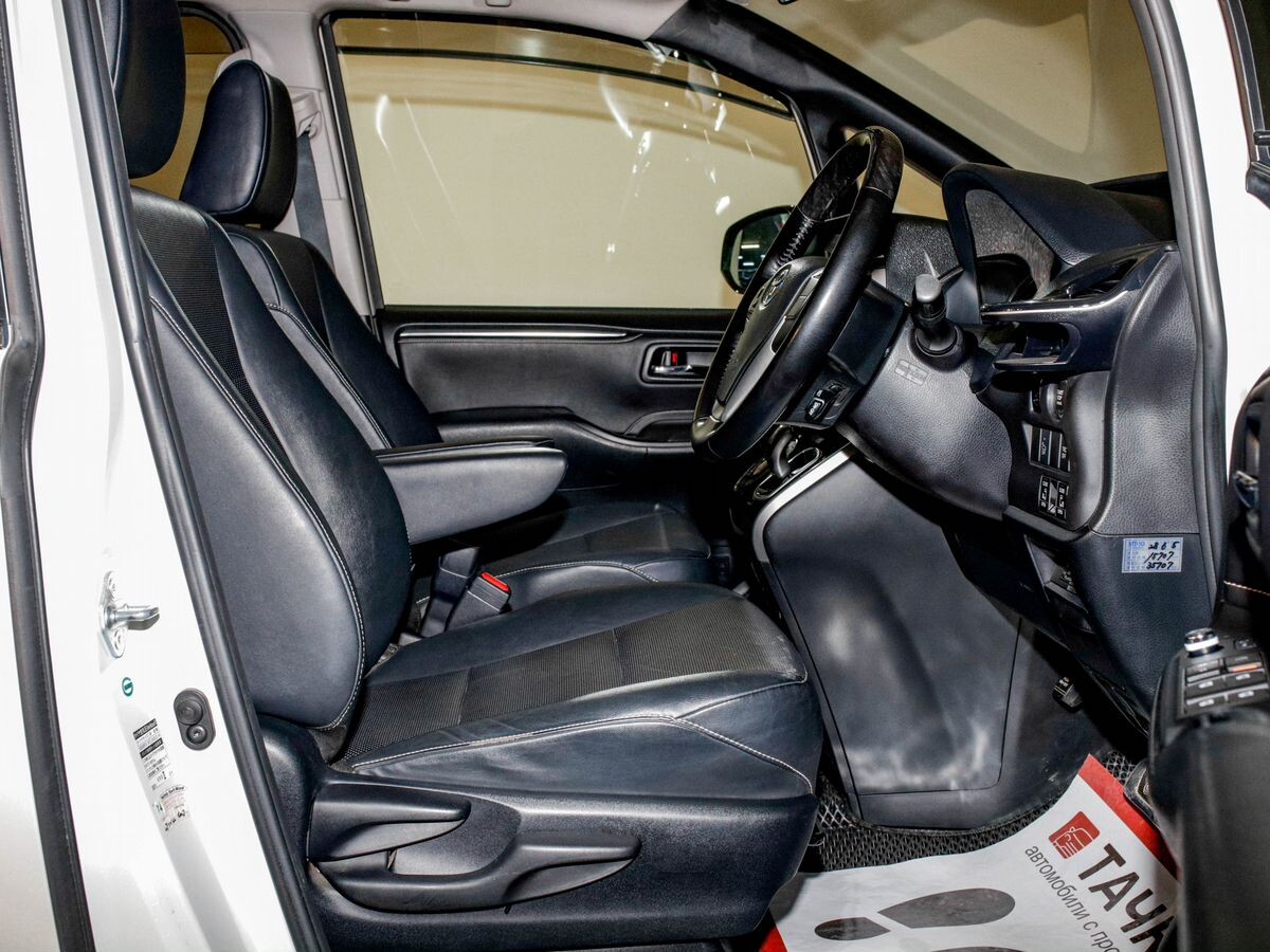Toyota Esquire 2015 - фото автомобиля