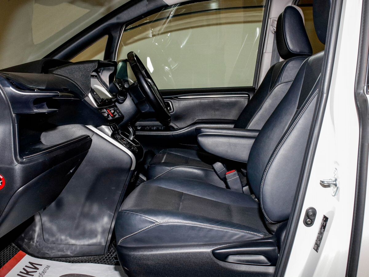 Toyota Esquire 2015 - фото автомобиля