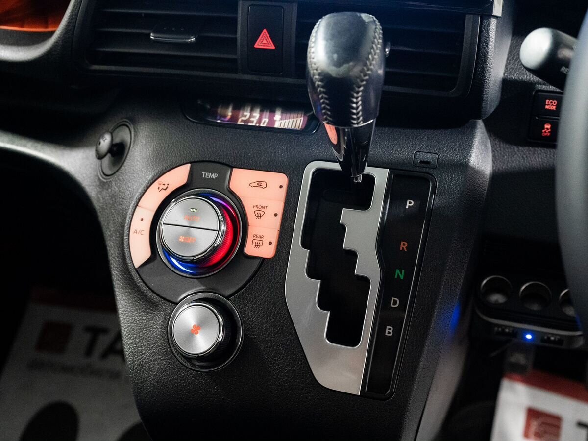 Toyota Sienta 2015 - фото автомобиля