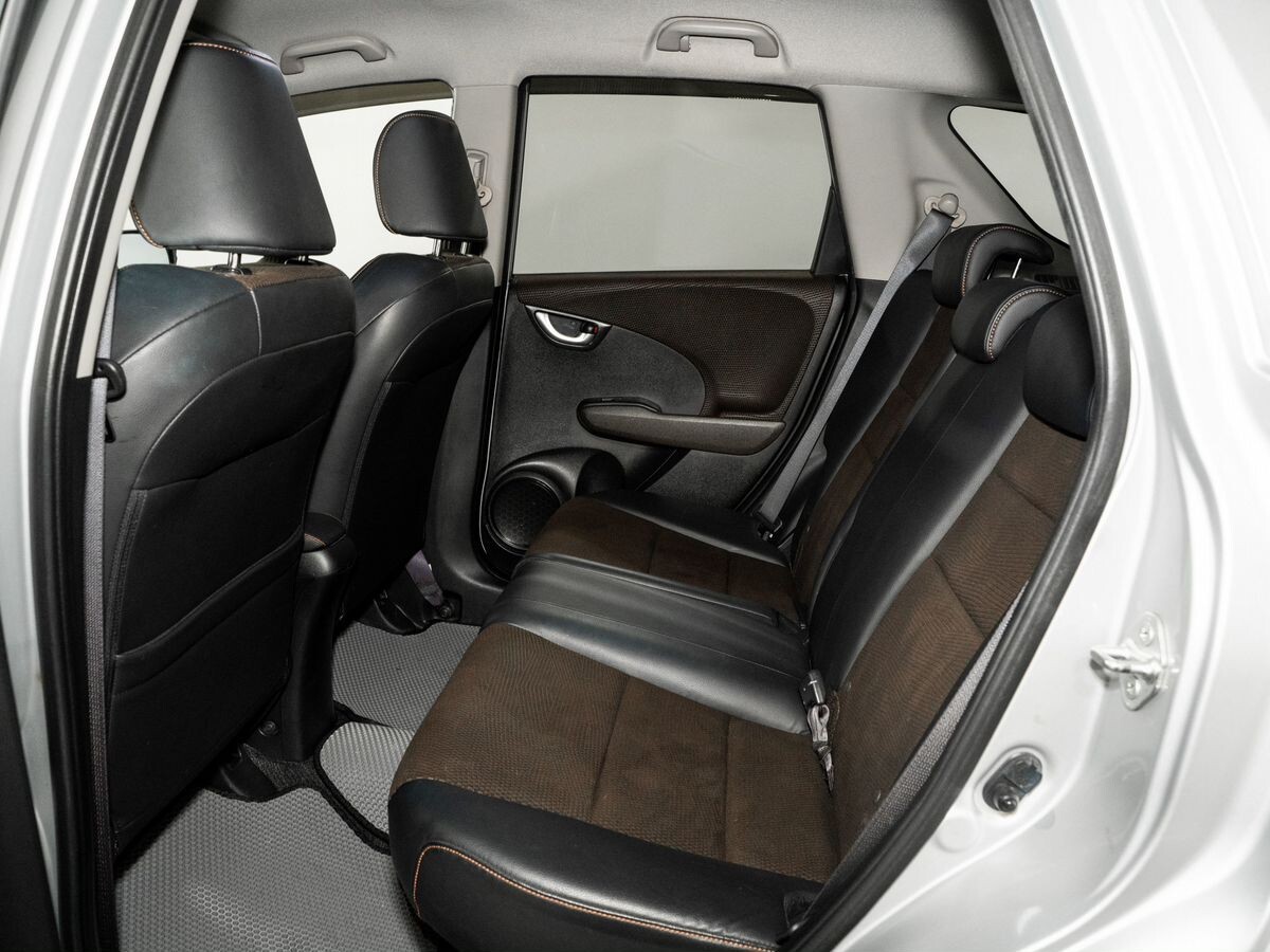 Honda Fit Shuttle 2011 - фото автомобиля