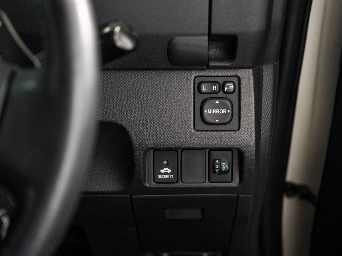 Toyota Ractis 2010 - фото автомобиля