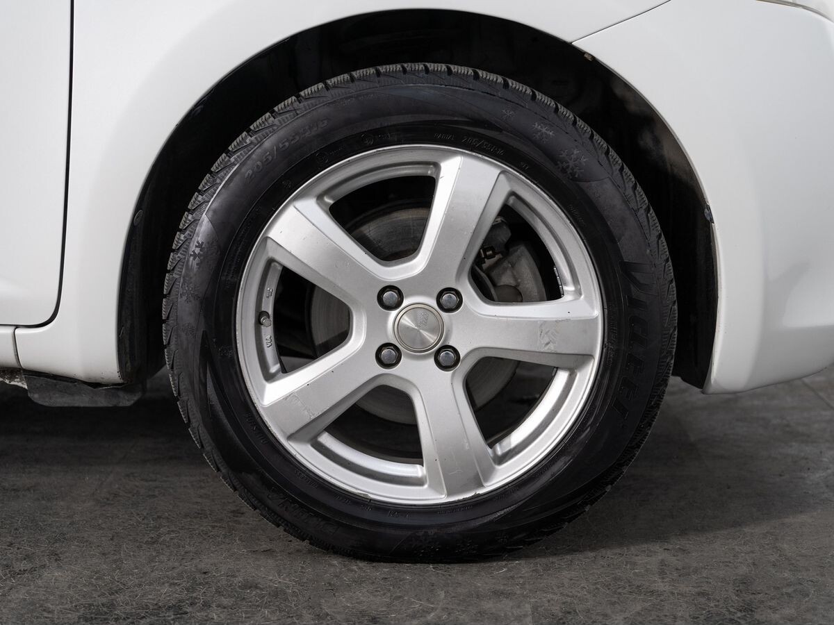 Toyota Ractis 2010 - фото автомобиля