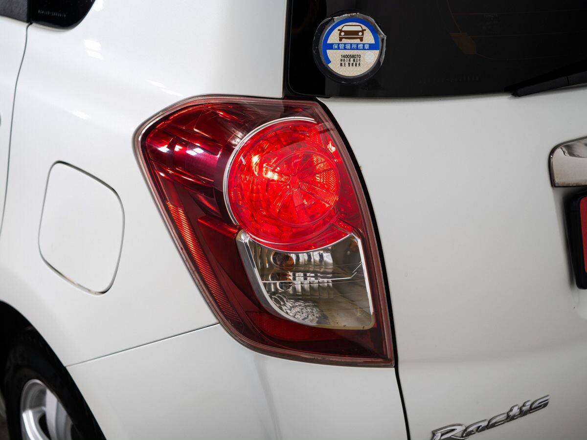 Toyota Ractis 2010 - фото автомобиля
