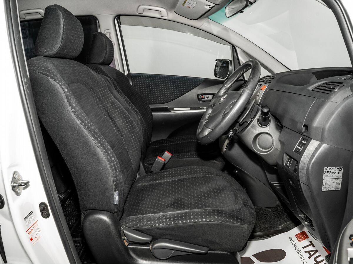 Toyota Ractis 2010 - фото автомобиля