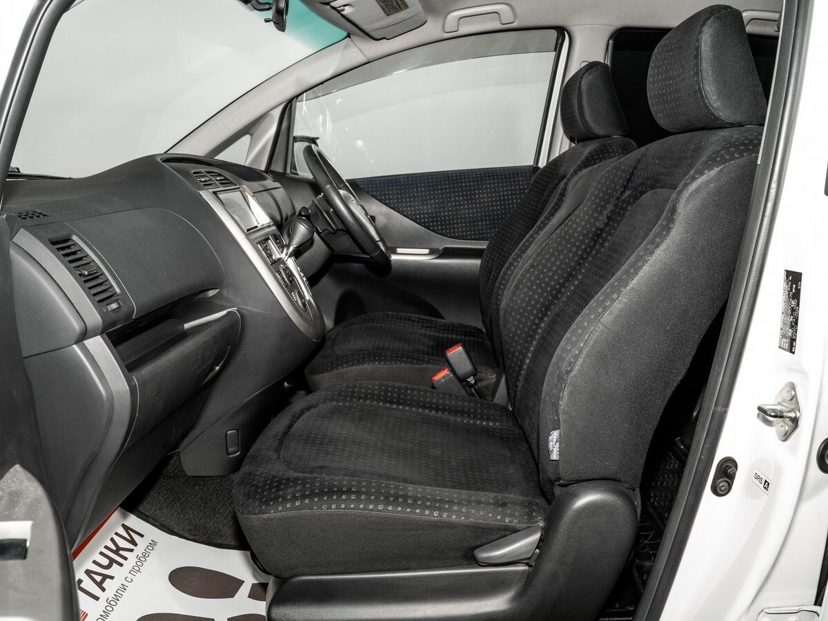 Toyota Ractis 2010 - фото автомобиля