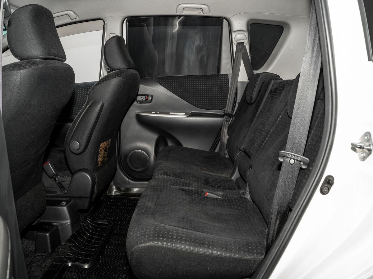Toyota Ractis 2010 - фото автомобиля