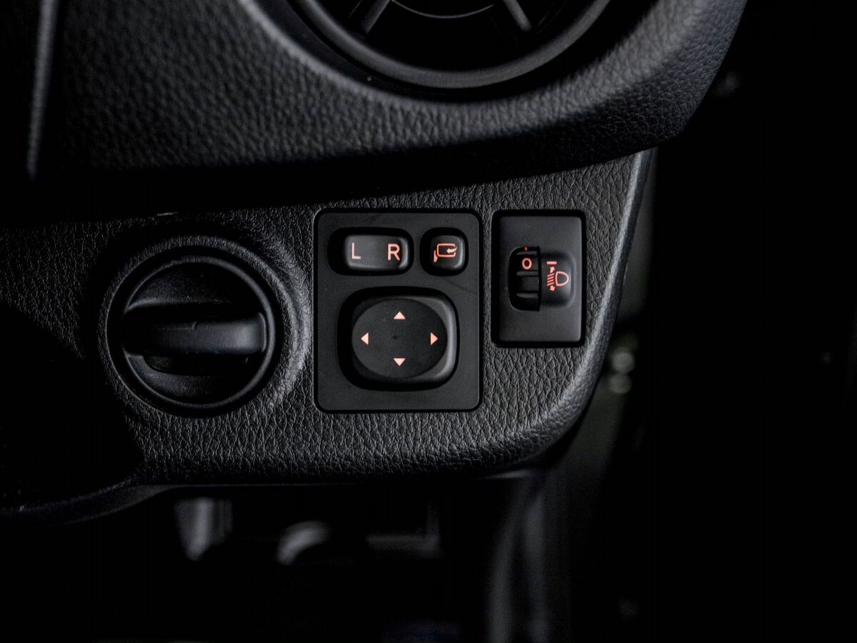 Toyota Vitz 2017 - фото автомобиля