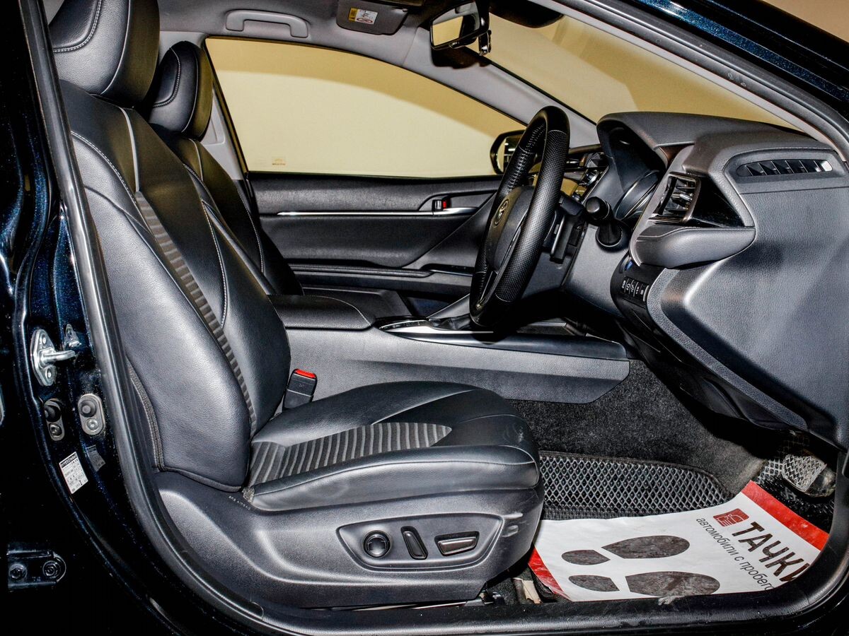 Toyota Camry 2019 - фото автомобиля