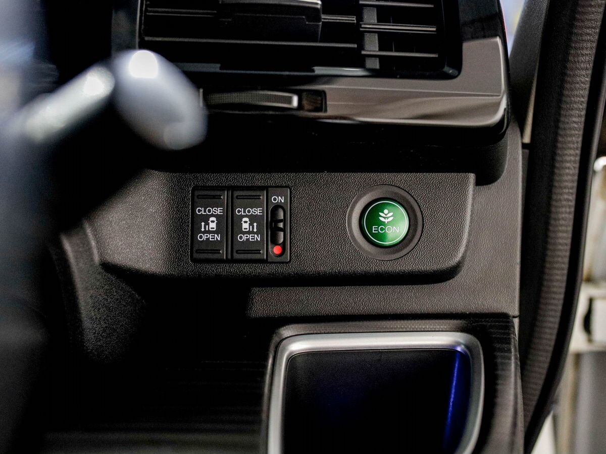 Honda Stepwgn 2015 - фото автомобиля