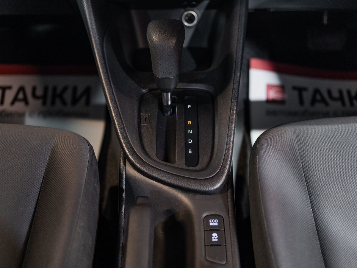 Toyota Yaris 2020 - фото автомобиля