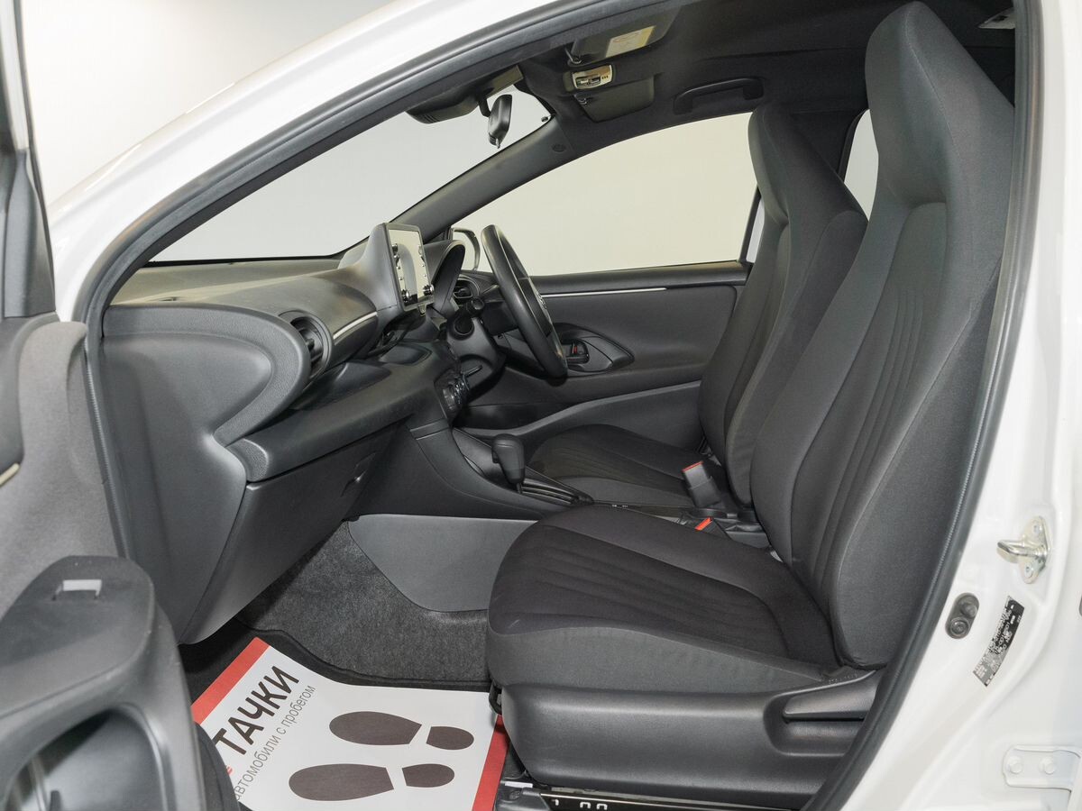 Toyota Yaris 2020 - фото автомобиля