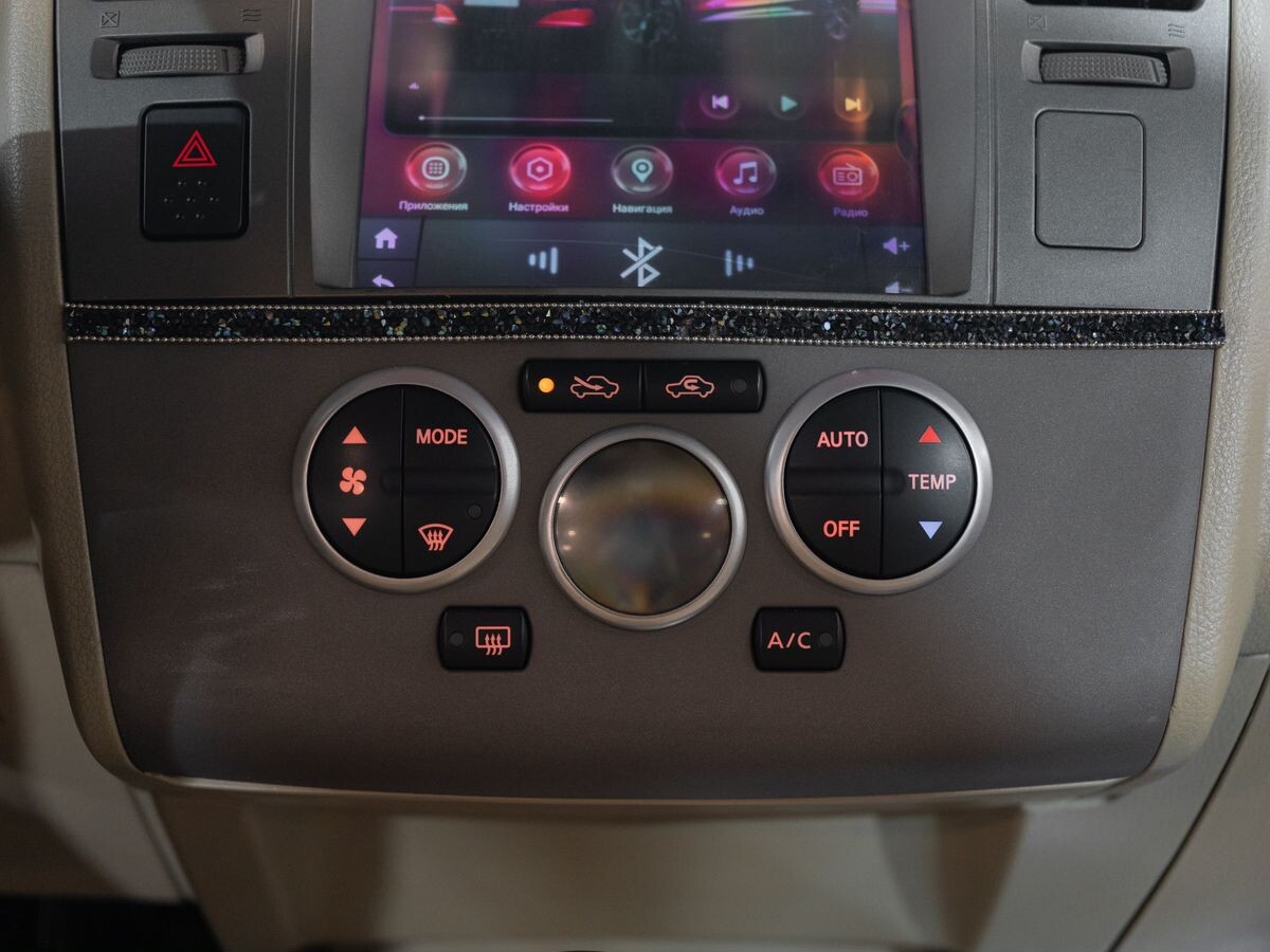 Nissan Tiida 2011 - фото автомобиля