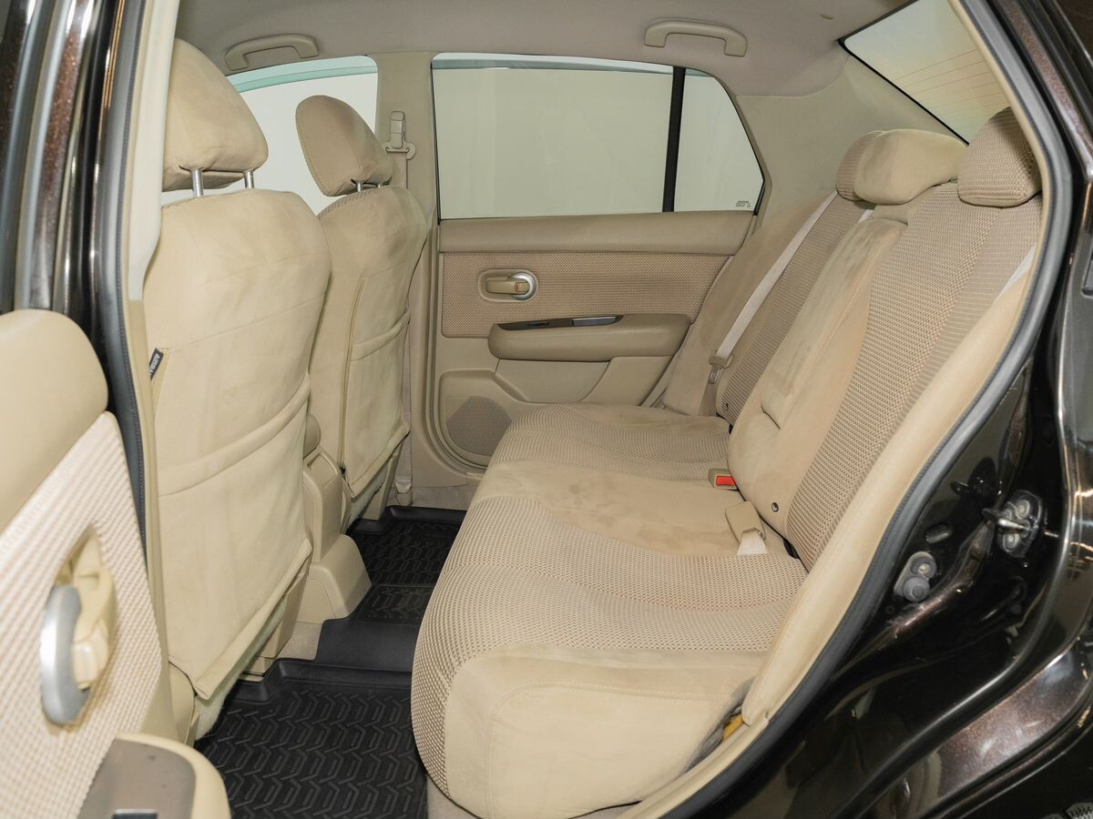 Nissan Tiida 2011 - фото автомобиля