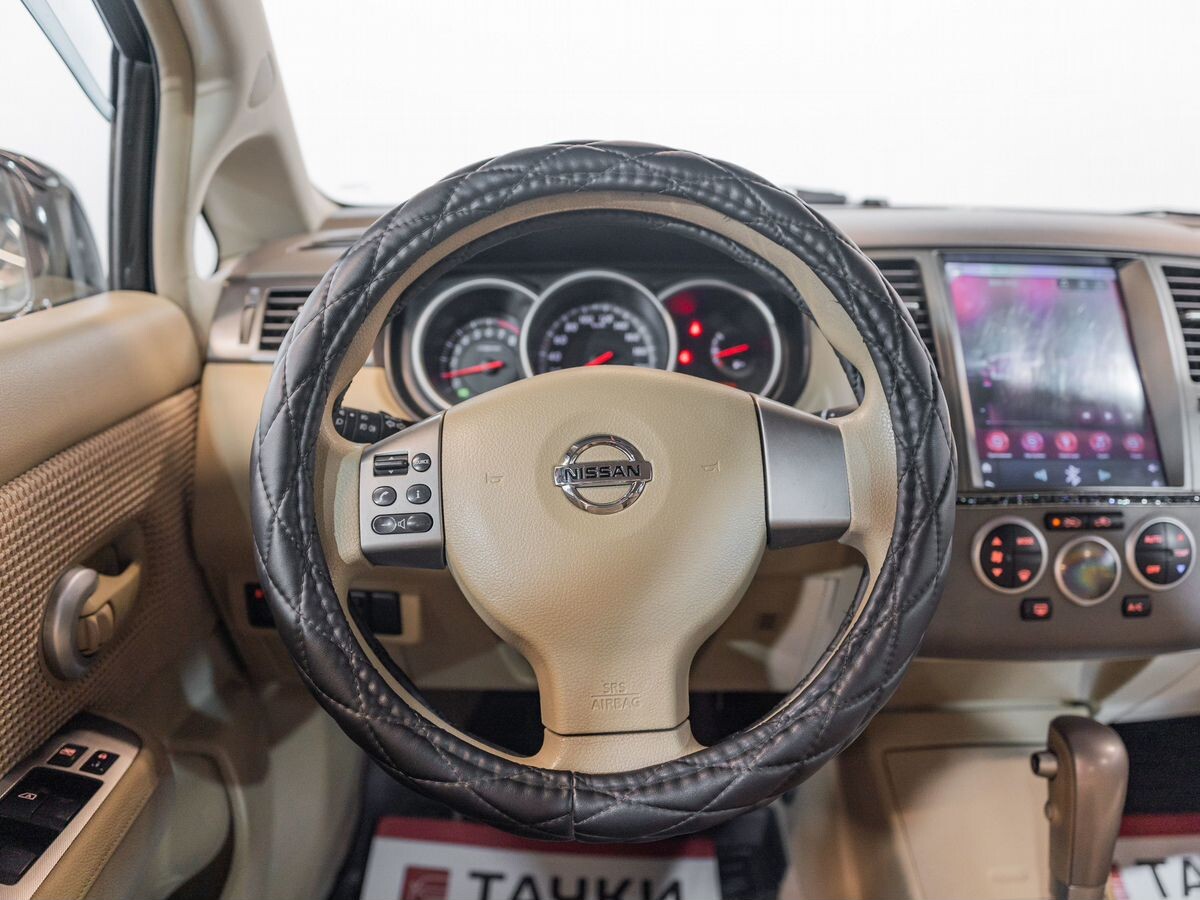Nissan Tiida 2011 - фото автомобиля