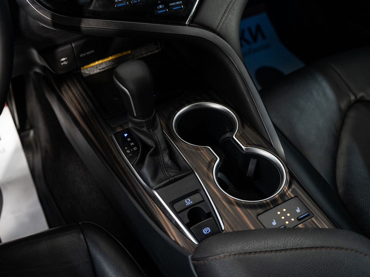 Toyota Camry 2018 - фото автомобиля