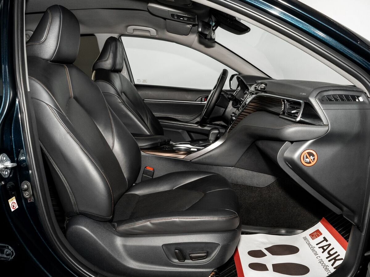 Toyota Camry 2018 - фото автомобиля