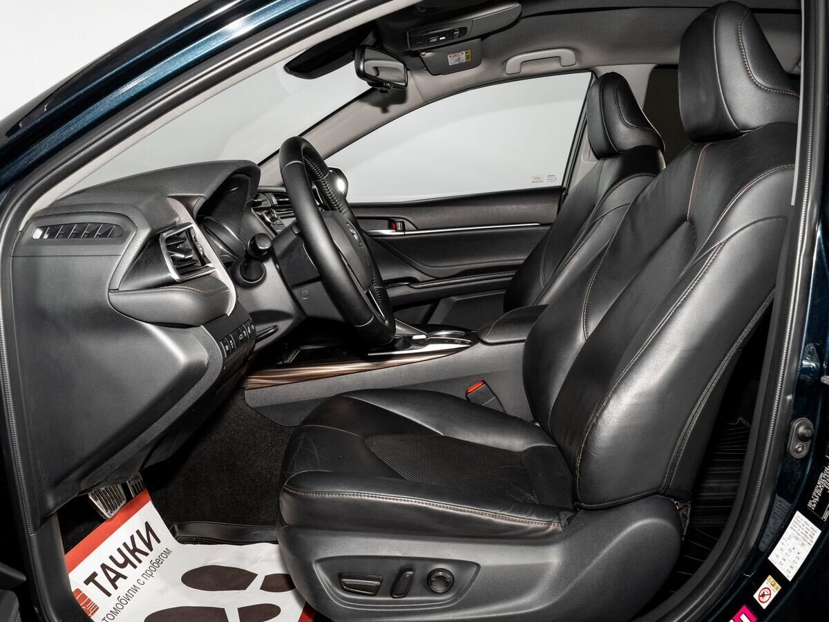 Toyota Camry 2018 - фото автомобиля