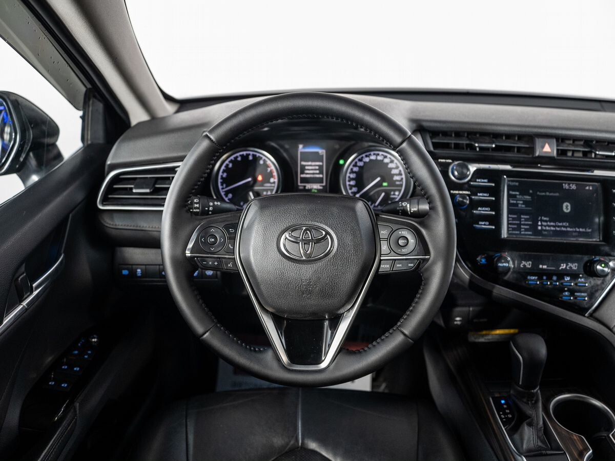 Toyota Camry 2018 - фото автомобиля