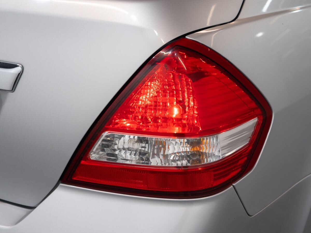 Nissan Tiida 2011 - фото автомобиля
