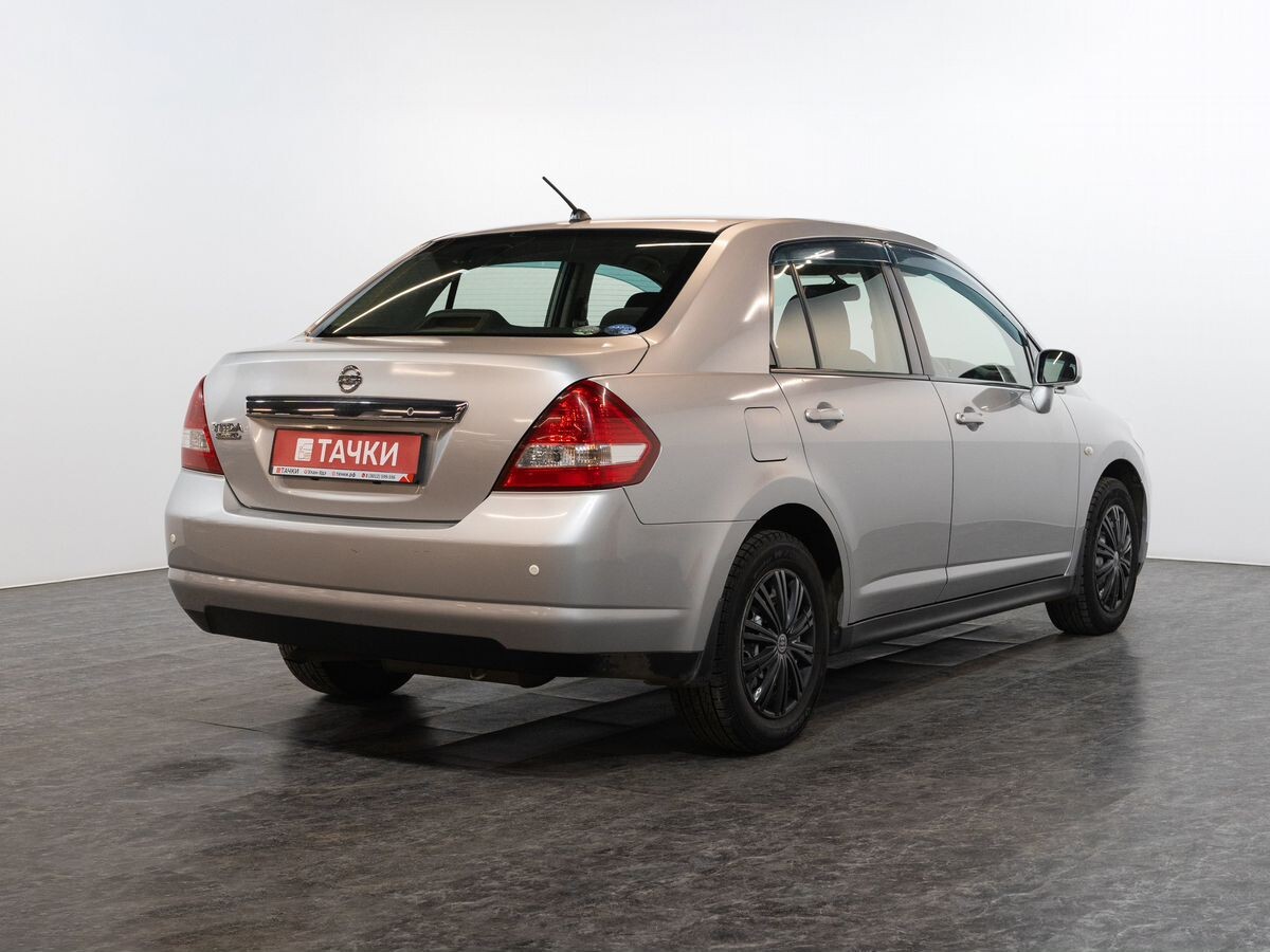 Nissan Tiida 2011 - фото автомобиля