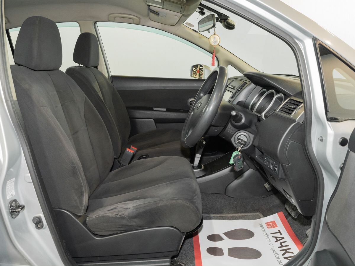 Nissan Tiida 2011 - фото автомобиля