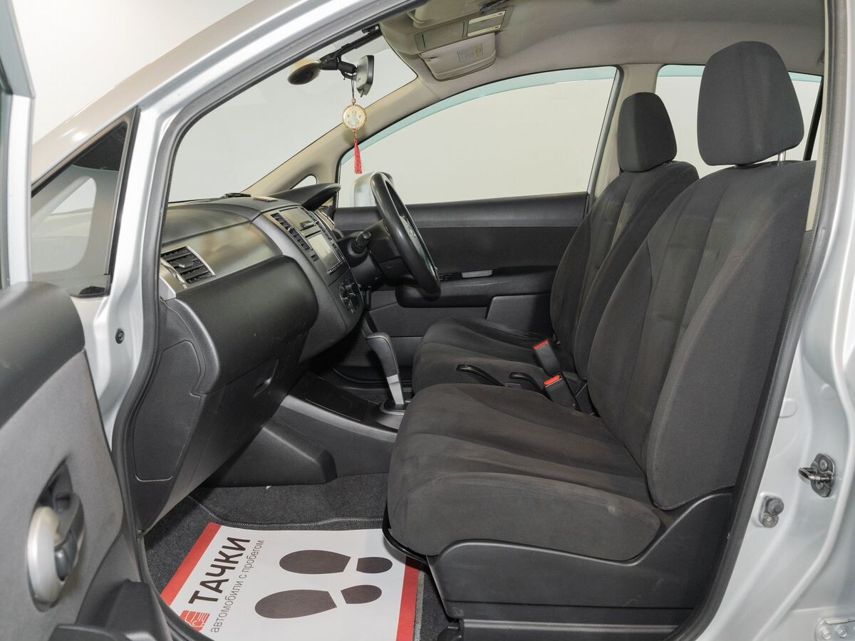 Nissan Tiida 2011 - фото автомобиля