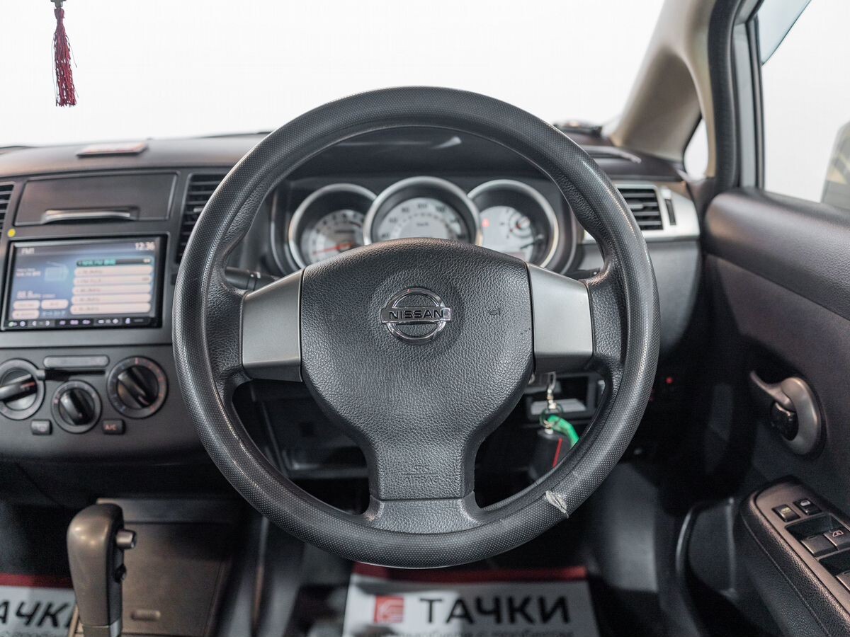 Nissan Tiida 2011 - фото автомобиля