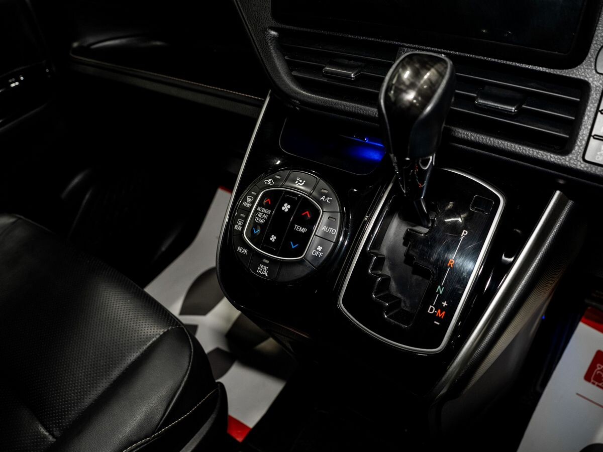 Toyota Esquire 2017 - фото автомобиля