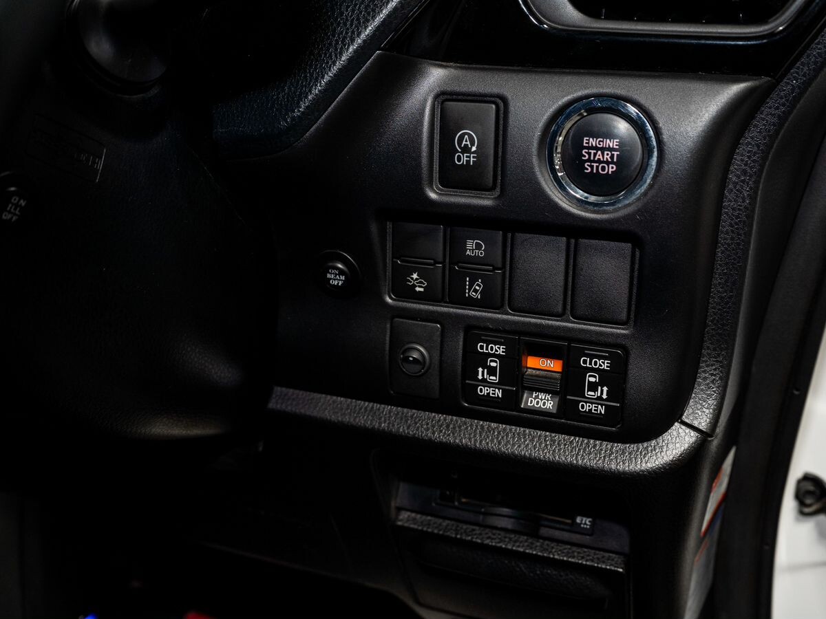 Toyota Esquire 2017 - фото автомобиля