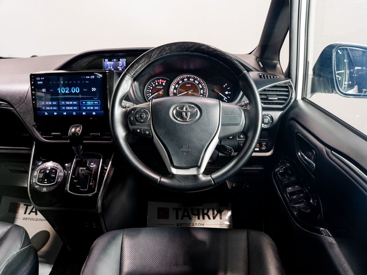 Toyota Esquire 2017 - фото автомобиля