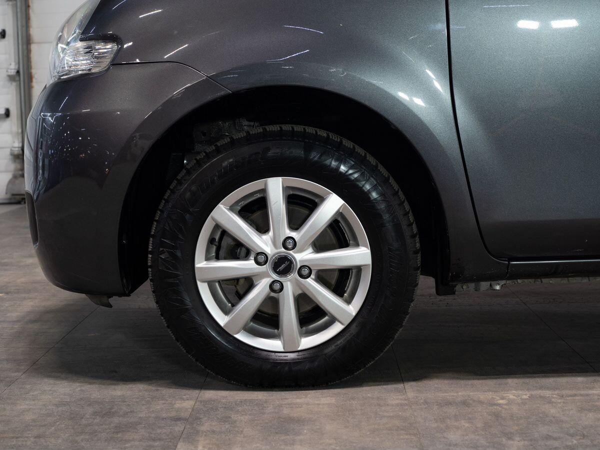 Toyota Sienta 2015 - фото автомобиля