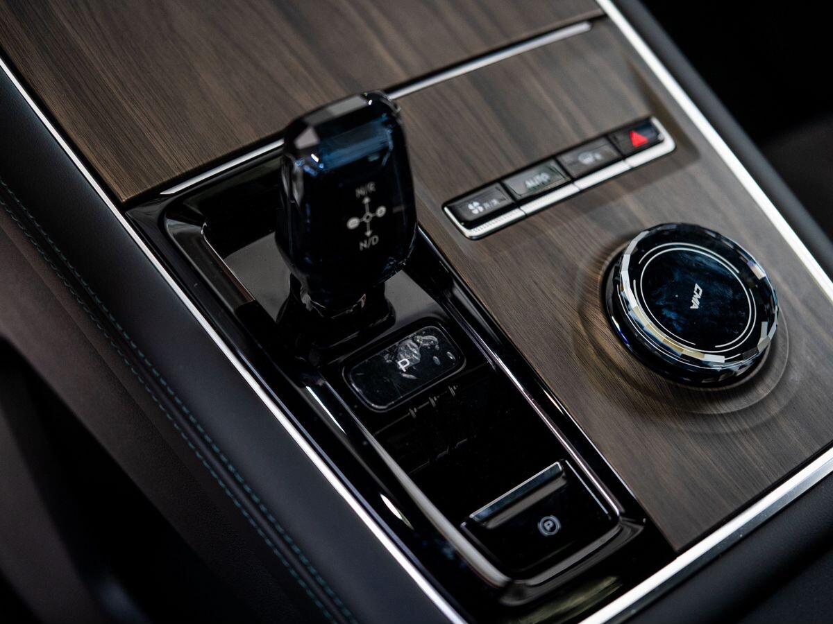 Geely Monjaro 2025 - фото автомобиля