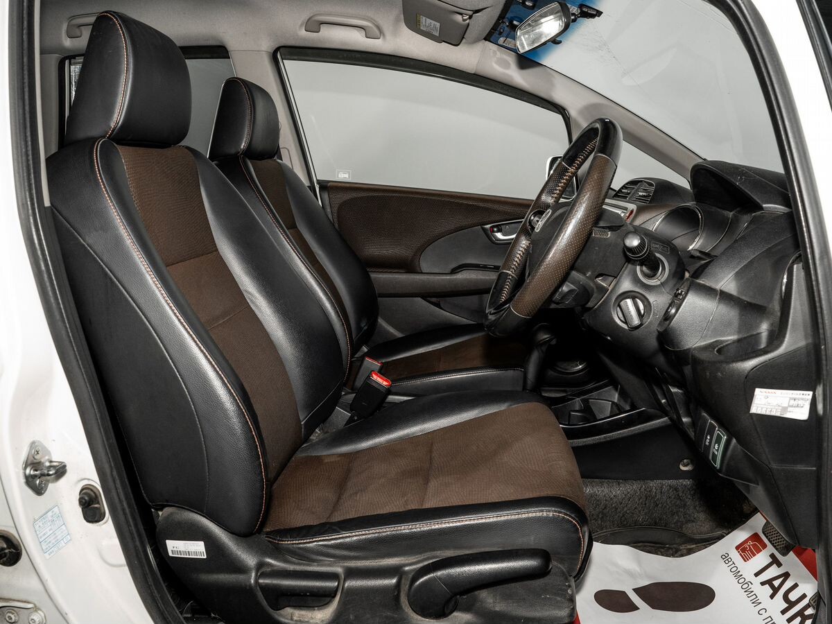 Honda Fit Shuttle 2012 - фото автомобиля