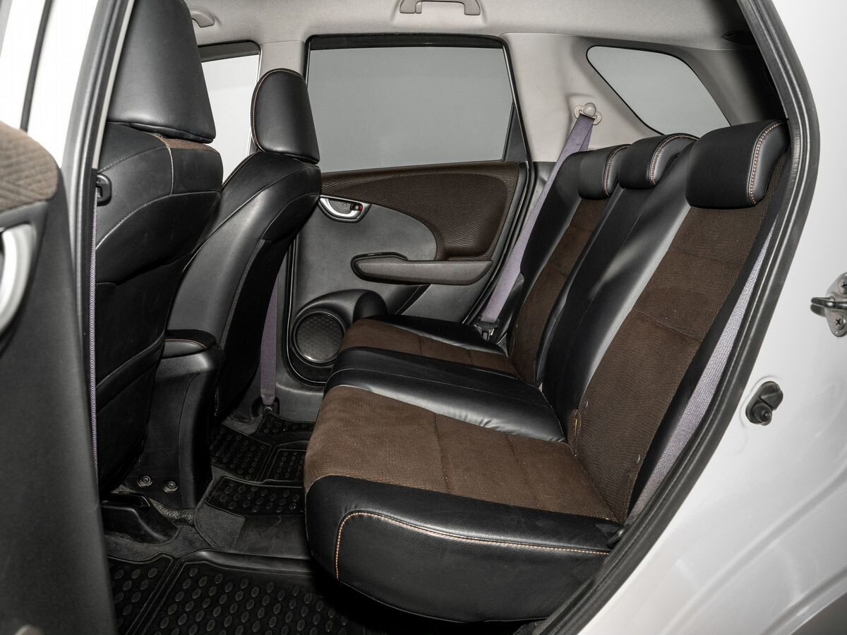 Honda Fit Shuttle 2012 - фото автомобиля